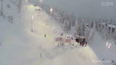 夜间<strong>滑雪场</strong>滑雪板大空中比赛的鸟瞰图